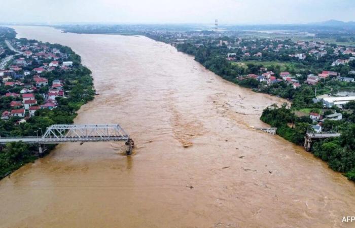 Phong
      Chau
      Bridge
      Collapses,
      Vehicles
      Plunge
      Into
      River