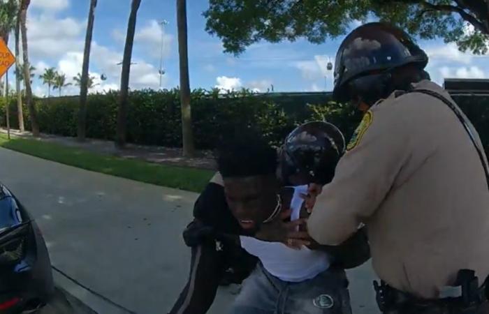 In
      the
      United
      States,
      the
      violent
      arrest
      of
      Tyreek
      Hill,
      American
      football
      star,
      causes
      scandal