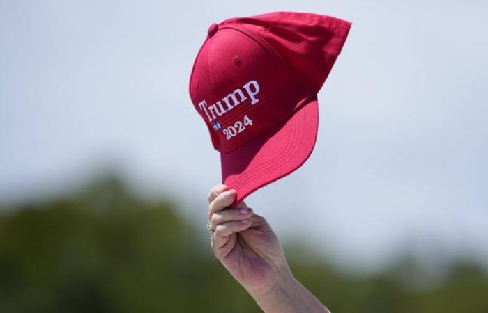 Incredible
      image
      in
      the
      middle
      of
      the
      campaign,
      Joe
      Biden
      wears
      a
      Trump
      2024
      cap