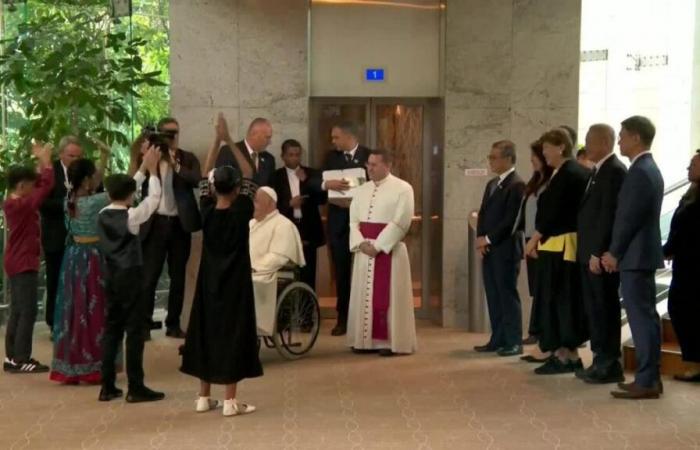 Pope
      meets
      Singapore
      authorities
      before
      end
      of
      long
      tour