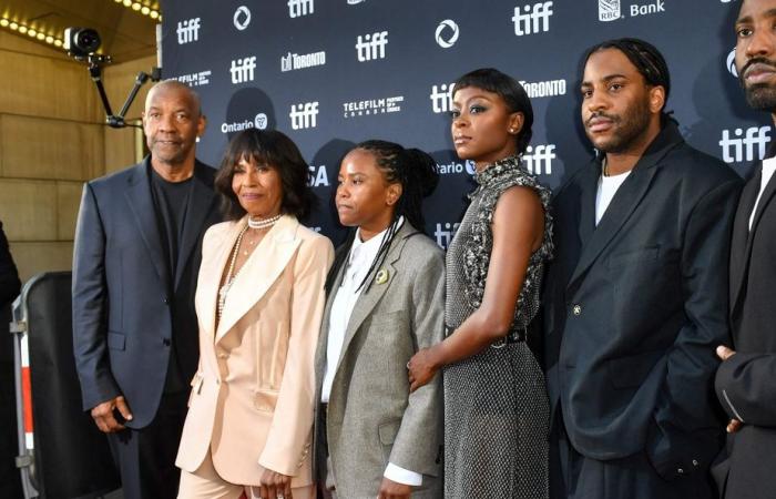 Toronto
      Film
      Festival
      |
      Denzel
      Washington
      presents
      The
      Piano
      Lesson
      with
      his
      family