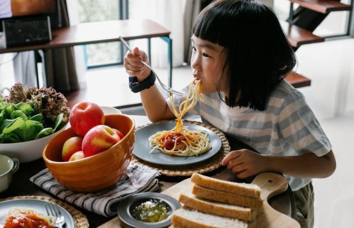 New
      tips
      for
      getting
      children
      aged
      4
      to
      11
      to
      eat
      well