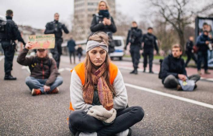 Why
      environmental
      groups
      are
      giving
      up
      throwing
      soup
      on
      blackboards
      or
      blocking
      roads
      –
      Libération