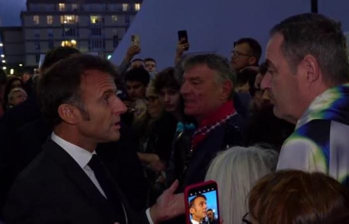 Macron
      questioned
      during
      crowd
      bath
      in
      Le
      Havre