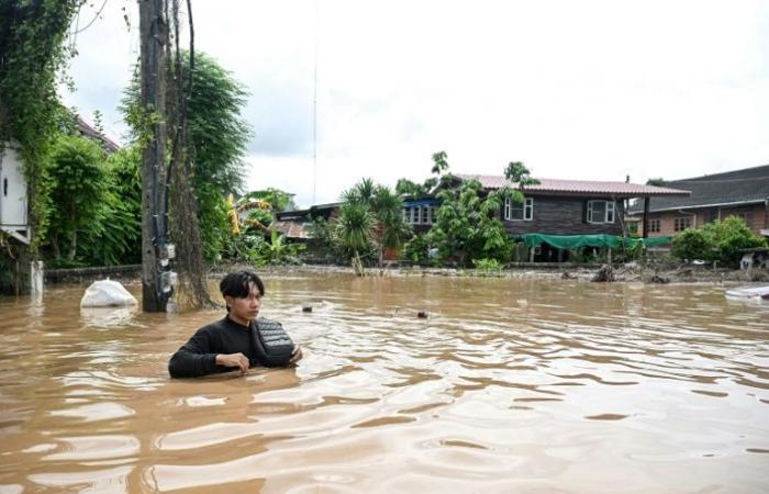 In
      Thailand,
      students
      rescued
      by
      boat