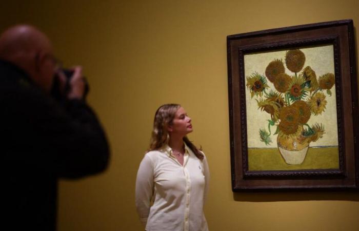 Van
      Gogh’s
      triptych
      “Sunflowers”
      ​​exhibited
      together
      for
      the
      first
      time
      (photo)