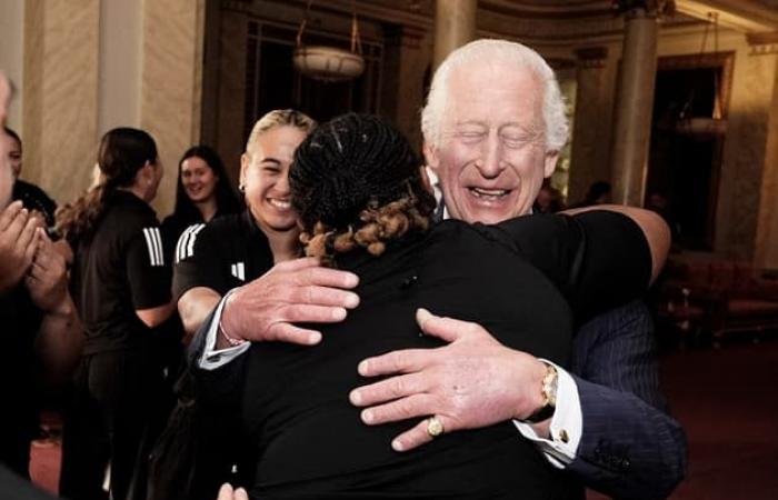 King
      Charles
      surprised
      by
      hug
      from
      New
      Zealand
      rugby
      players