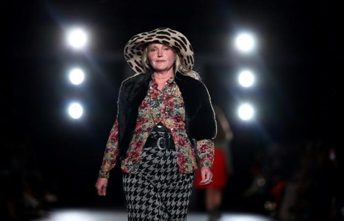 London
      Fashion
      Week
      opens
      with
      a
      high-octane
      performance
      from
      star
      Charli
      XCX