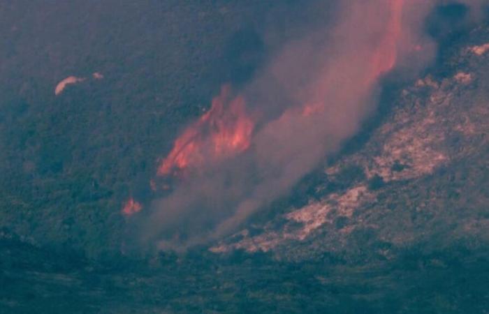 Homes
      Destroyed
      in
      Out-of-Control
      California
      ‘Airport
      Fire’