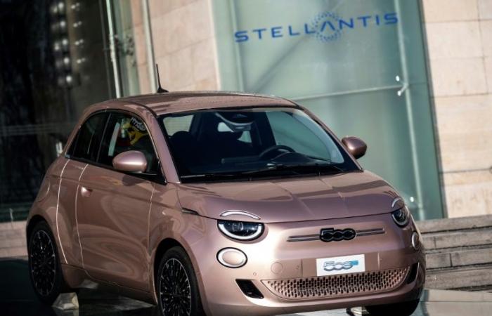 Production
      of
      the
      electric
      Fiat
      500
      suspended
      for
      a
      month