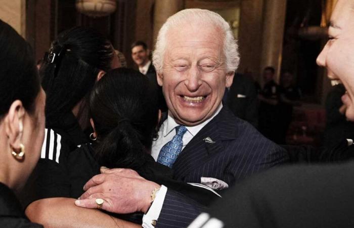 King
      Charles
      III
      caught
      in
      a
      hugging
      melee
      by
      New
      Zealand
      women’s
      rugby
      players