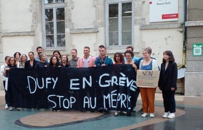 In
      the
      center
      of
      Lyon,
      a
      college
      forced
      to
      close
      its
      doors
      after
      the
      start
      of
      the
      school
      year
      was
      deemed
      “chaotic”