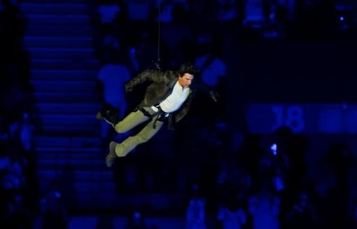 The
      astonishing
      sum
      Tom
      Cruise
      received
      for
      his
      stunts
      at
      the
      closing
      ceremony