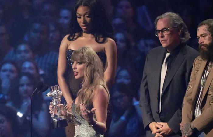 Taylor
      Swift
      gives
      ‘boyfriend’
      Travis
      Kelce
      shoutout
      at
      VMAs