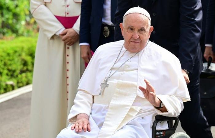 Pope
      concludes
      longest
      trip
      of
      pontificate
      in
      Singapore
      with
      reassurances
      about
      his
      health