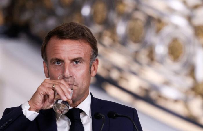 A
      famous
      singer
      shocked
      by
      some
      of
      Emmanuel
      Macron’s
      gestures