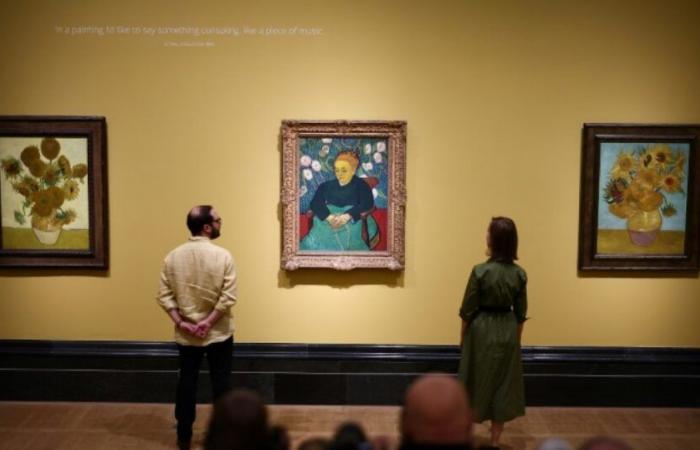 Van
      Gogh’s
      triptych
      “Sunflowers”
      brought
      together
      at
      the
      National
      Gallery
      in
      London:
      News