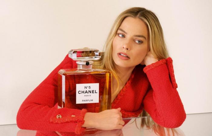 Margot
      Robbie
      becomes
      the
      new
      face
      of
      Chanel
      N°5