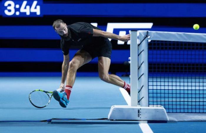 Benoît
      Paire
      is
      up
      to
      his
      old
      tricks
      again…
      Match
      balanced
      in
      37
      minutes,
      fouls
      galore
      and
      kisses
      to
      the
      crowd