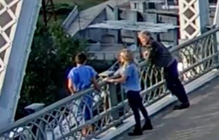 Jon
      Bon
      Jovi
      prevents
      woman
      in
      ‘moment
      of
      crisis’
      from
      jumping
      off
      a
      bridge