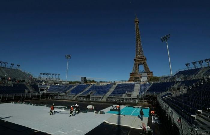 At
      the
      foot
      of
      the
      Eiffel
      Tower,
      how
      to
      make
      a
      stadium
      disappear
      in
      eight
      weeks