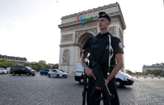 More
      than
      4,000
      police
      officers
      mobilized
      for
      the
      “champions
      parade”
      on
      the
      Champs-Elysées