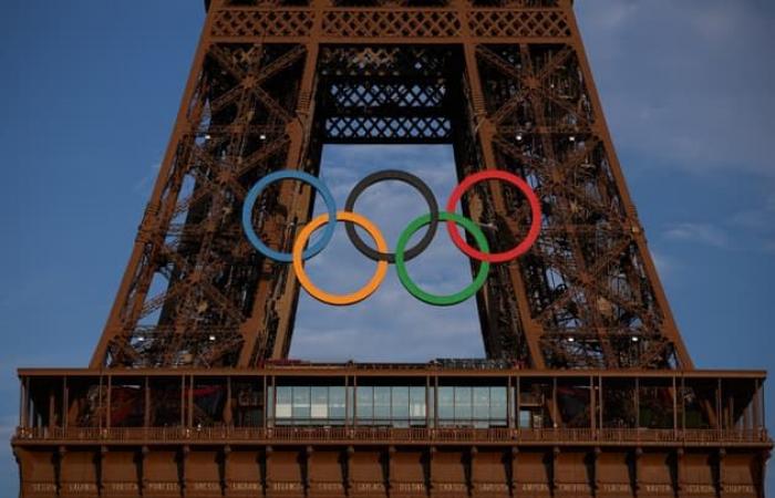 Macron
      believes
      Hidalgo
      “was
      right”
      not
      to
      have
      yet
      removed
      the
      rings
      from
      the
      Eiffel
      Tower