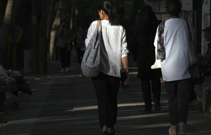 In
      Tehran,
      Iranian
      women
      are
      increasingly
      walking
      with
      their
      hair
      blowing
      in
      the
      wind
      –
      Libération