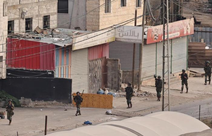 UNRWA
      deplores
      the
      death
      of
      one
      of
      its
      employees
      in
      an
      Israeli
      raid