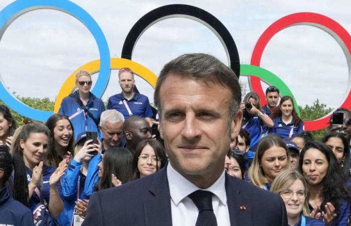 Emmanuel
      Macron
      interferes
      in
      the
      controversy
      over
      the
      Olympic
      rings
      on
      the
      Eiffel
      Tower