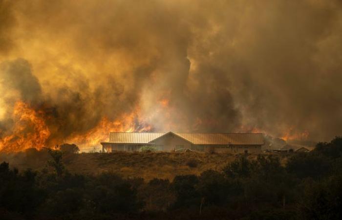 Spectacular
      images
      of
      the
      “Airport
      Fire”
      raging
      in
      California