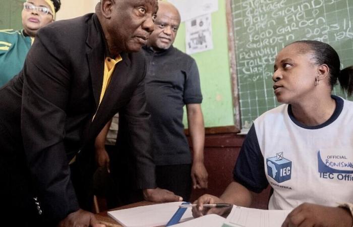 In
      South
      Africa,
      political
      tensions
      over
      language
      teaching