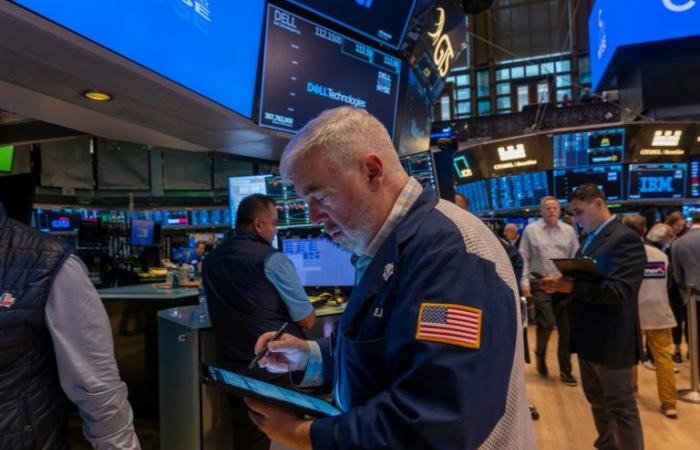 Wall
      Street
      ends
      higher,
      reassured
      about
      the
      economy
      and
      inflation