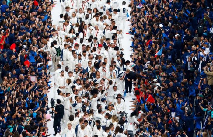 French
      athletes
      and
      public
      celebrate
      the
      Games
      one
      last
      time
      in
      Paris
      on
      the
      Champs-Élysées