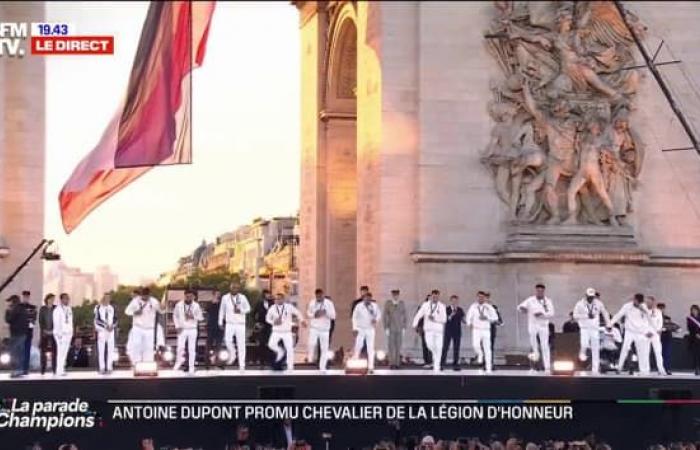 Antoine
      Dupont
      and
      the
      rugby
      7s
      team
      performed
      their
      iconic
      dance
      in
      front
      of
      the
      Arc
      de
      Triomphe