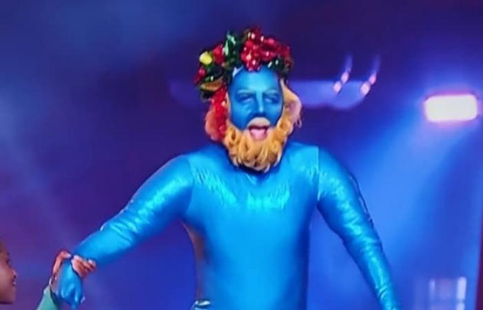 After
      his
      remarkable
      performance
      at
      the
      opening
      ceremony
      of
      the
      2024
      Olympic
      Games,
      Philippe
      Katerine
      is
      back
      in
      all
      blue
      for
      the
      champions’
      parade