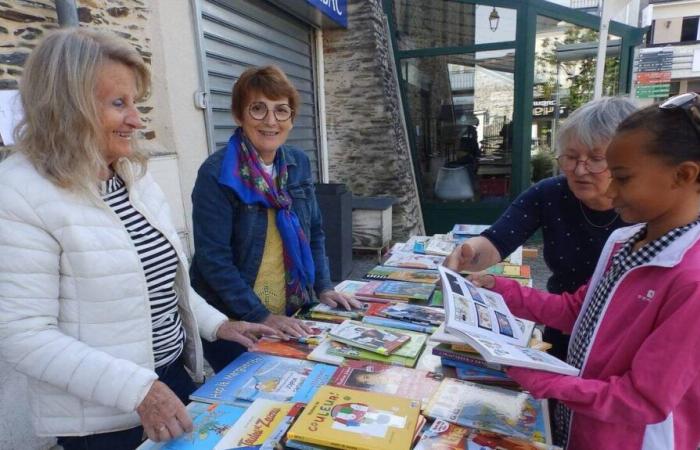 Candé.
      The
      book
      sale
      made
      people
      happy