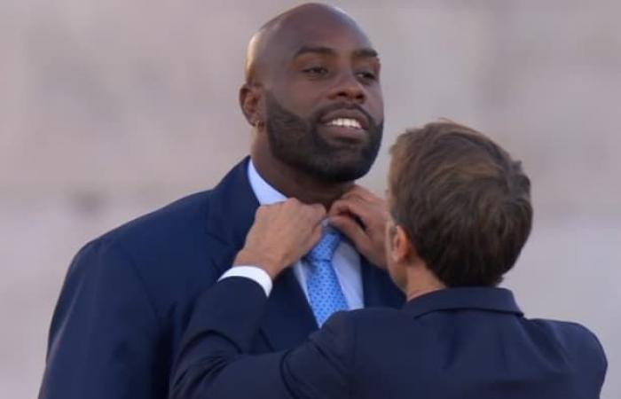 when
      Emmanuel
      Macron
      buttons
      up
      Teddy
      Riner’s
      collar
      before
      making
      him
      a
      Commander
      of
      the
      National
      Order
      of
      Merit