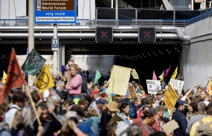 In
      the
      Netherlands,
      Extinction
      Rebellion
      blocks
      the
      highway
      in
      The
      Hague…
      taking
      advantage
      of
      a
      police
      strike