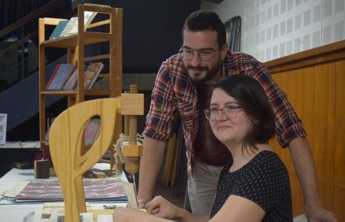 In
      Cahors,
      she
      binds
      and
      saves
      your
      damaged
      books,
      from
      an
      original
      by
      Clément
      Marot
      to
      Harry
      Potter
      volumes.