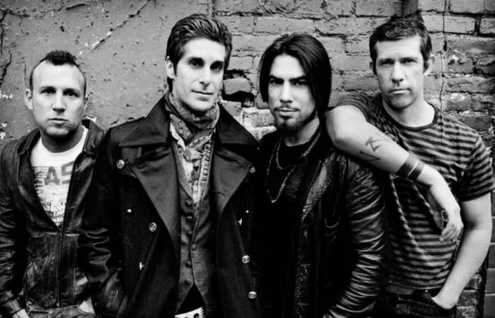 Jane’s
      Addiction
      Concert
      in
      Boston
      Abruptly
      Cut
      Short