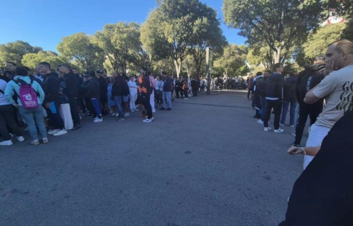 Several
      hundred
      supporters
      in
      front
      of
      the
      official
      stadium
      shop
      to
      buy
      the
      collector’s
      jersey