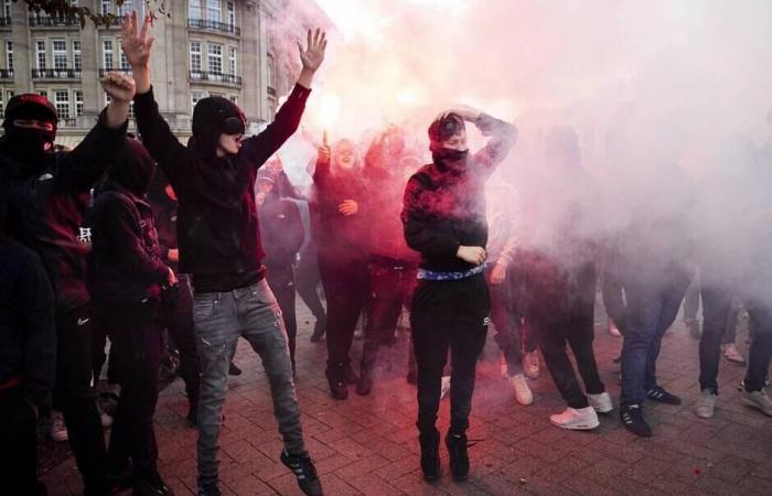 Ajax
      fans
      clash
      with
      striking
      police
      in
      Amsterdam