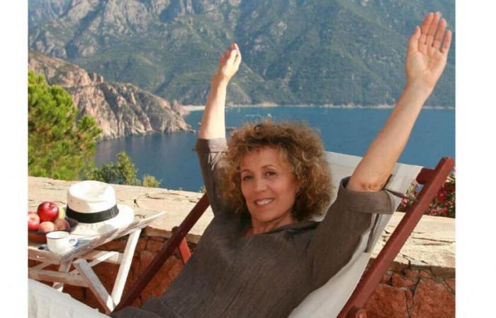 EXCLUSIVE
      Mireille
      Dumas:
      “The
      old
      sheepfold
      overlooking
      the
      sea
      that
      I
      rebuilt
      in
      Corsica
      with
      my
      husband
      is
      magical”