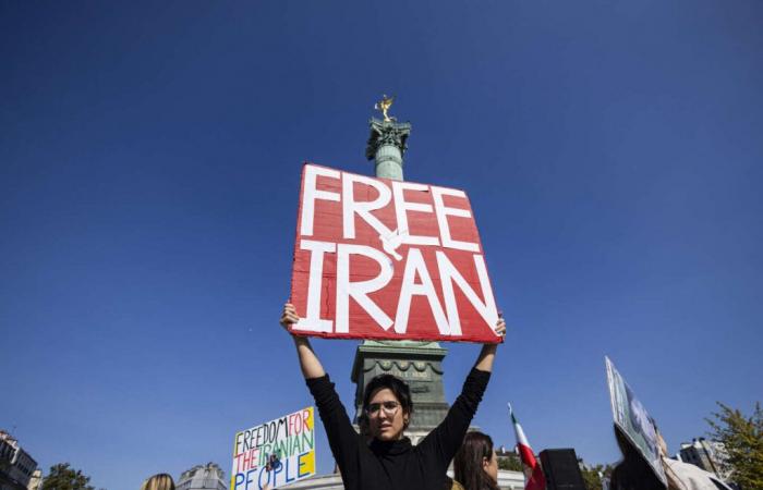 Two
      years
      later,
      demonstration
      in
      Paris
      in
      support
      of
      Iranian
      civil
      society