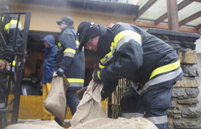 Rail
      and
      metro
      traffic
      interrupted
      in
      Austria,
      Central
      Europe
      under
      water