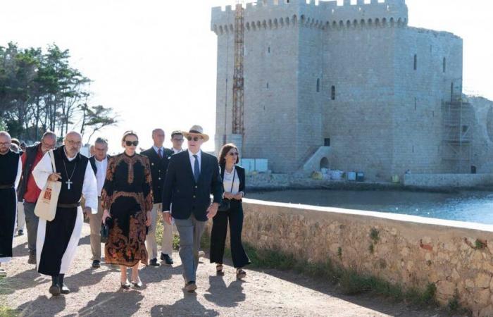 Prince
      Albert
      II
      and
      Princess
      Charlene
      become
      godfather
      and
      godmother
      of
      a
      bell
      on
      the
      island
      of
      Saint-Honorat