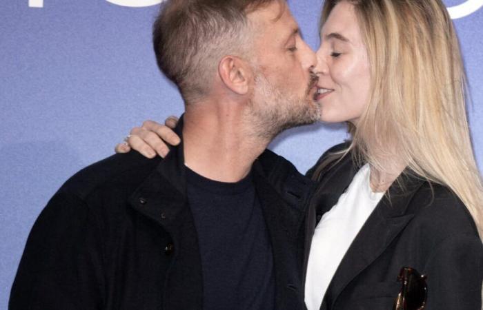 Nicolas
      Duvauchelle
      crowned
      and
      very
      much
      in
      love
      with
      his
      wife
      Chloé,
      Julie
      Gayet
      radiant
      at
      the
      La
      Rochelle
      Fiction
      Festival