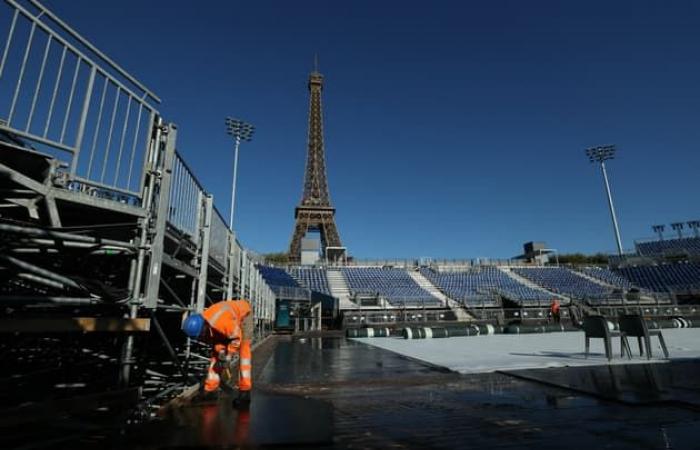 three
      phases
      and
      a
      tight
      schedule…
      At
      the
      Champ-de-Mars,
      the
      dismantling
      of
      the
      Olympic
      installations
      is
      in
      full
      swing