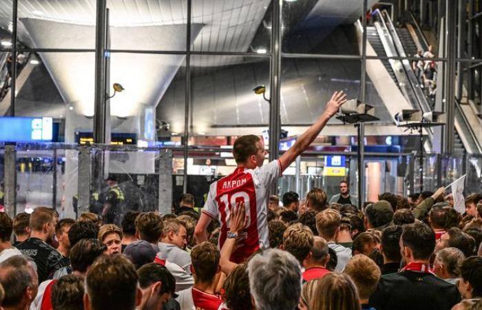 Clashes
      between
      striking
      police
      and
      angry
      Ajax
      fans